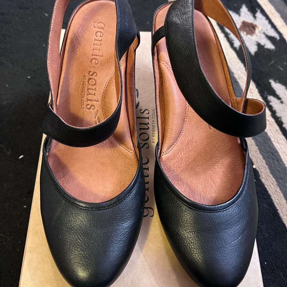 8.5 Gentle souls by Kenny Col. black slingback pump